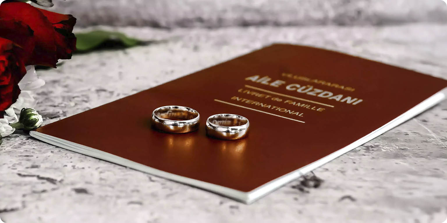 Evde Kalan Kızlar, Sokakta Bakakalan Erkekler